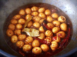 14、啤酒香卤鹌鹑蛋,锅中汤汁变得越来越浓稠的时候。卤好的鹌鹑蛋泡在汤汁里更入味。