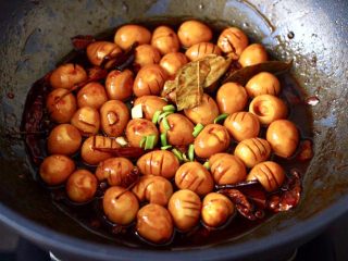 15、啤酒香卤鹌鹑蛋,撒上葱花即可关火，卤好的鹌鹑蛋泡在汤汁里半个小时更入味。