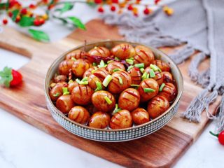 16、啤酒香卤鹌鹑蛋,把卤好的鹌鹑蛋，盛入盘子里就可以享用了。