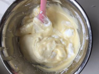 10、肉松小贝,将步骤10中的混合液倒回到剩下的蛋白中，翻拌均匀（不要过度搅拌，容易消泡）