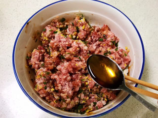 14、莲藕肉丸,加入芝麻油，玉米淀粉和蛋清