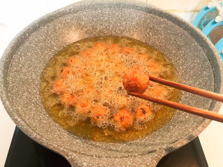 23、莲藕肉丸,炸至肉丸表面金黄即可