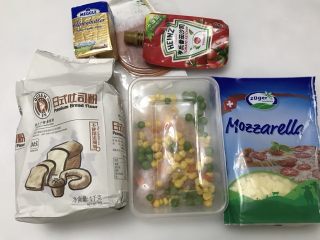 1、可爱小熊披萨,先把材料来个大合照，后来火腿片没放，改香肠了。