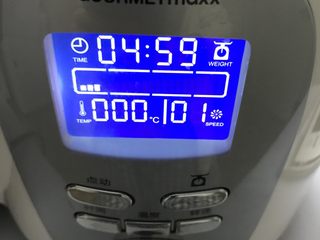 2、可爱小熊披萨,除黄油外，把面饼所有材料放入小G搅拌桶，1档5分钟。