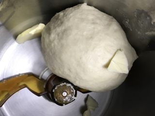 3、可爱小熊披萨,差不多3分钟加黄油。