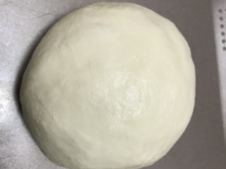 4、可爱小熊披萨,揉到扩展后放发酵箱28度进行基础发酵。