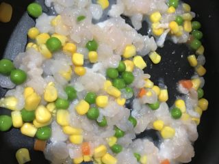 5、可爱小熊披萨,基础发酵时准备配料，把虾仁和玉米粒洗一下，虾仁可以事先用朗姆酒泡10分钟去腥，锅内放点油，把菜煸炒一下，弄掉水分。