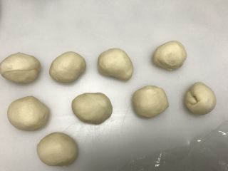 9、可爱小熊披萨,先切9份22克左右的面团，滚圆盖保鲜膜备用。