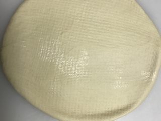 10、可爱小熊披萨,剩下的面团擀开成比模具略小的圆形。