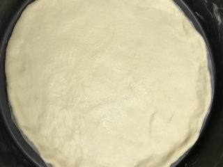 11、可爱小熊披萨,模具四周抹黄油，底部可以垫一张油纸。