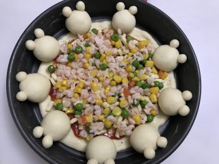 13、可爱小熊披萨,放入虾仁，豌豆和甜玉米粒。