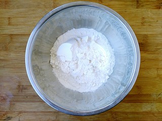 2、八寸披萨饼饼胚,面粉放入一个盆中。