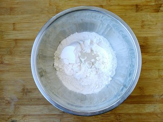 3、八寸披萨饼饼胚,加入2g酵母粉。