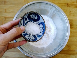 4、八寸披萨饼饼胚,加入2g白糖。