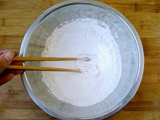 5、八寸披萨饼饼胚,用筷子搅拌均匀。