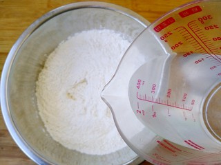 6、八寸披萨饼饼胚,加入大约80毫升35℃左右的清水。