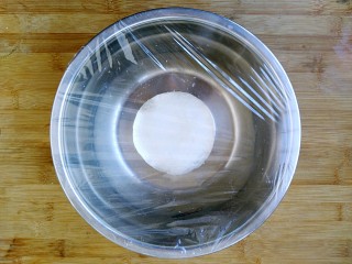 9、八寸披萨饼饼胚,盖上保鲜膜放在25℃左右的环境中发酵大约半小时，发酵至1.5到2倍大即可。