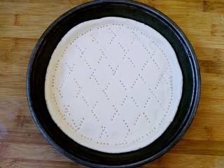 14、八寸披萨饼饼胚,饼中间也用叉子扎孔，形状随意。
