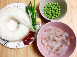 1、冬瓜炒虾仁,准备好食材。冬瓜、虾仁、豌豆、枸杞子、葱姜。