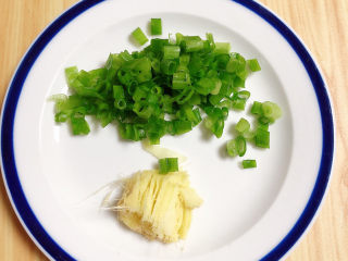 2、冬瓜炒虾仁,葱姜切碎待用。