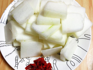 3、冬瓜炒虾仁,冬瓜切片儿待用。