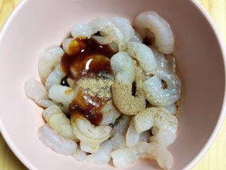 4、冬瓜炒虾仁,虾仁腌制一下，放入盐、蚝油、生抽、黑胡椒粉。