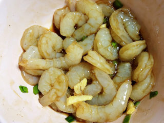 5、冬瓜炒虾仁,再放入葱姜搅拌均匀，腌制5分钟。