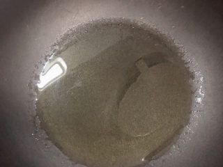 6、冬瓜炒虾仁,锅中倒入油，加热至五成热。