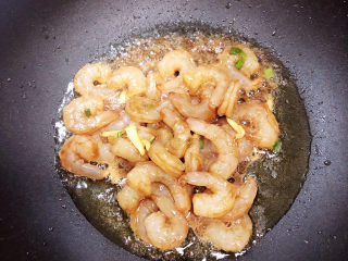 7、冬瓜炒虾仁,倒入虾仁，翻炒均匀。