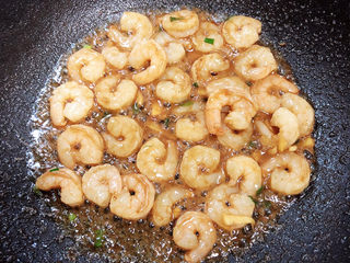 8、冬瓜炒虾仁,将虾仁炒至6成熟即可。