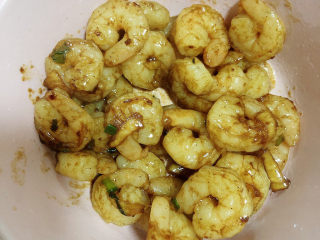 9、冬瓜炒虾仁,将虾仁捞入碗中，油留在锅中待用。