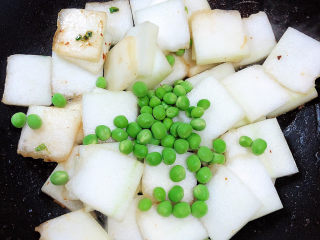 11、冬瓜炒虾仁,加入豌豆，翻炒均匀。