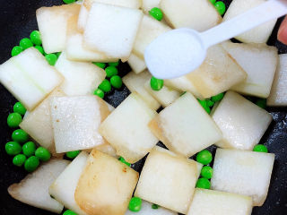 12、冬瓜炒虾仁,再加入适量的盐。