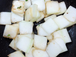 10、冬瓜炒虾仁,将冬瓜倒入锅中，翻炒均匀。