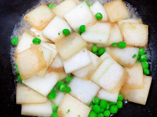 13、冬瓜炒虾仁,加入150ml水，烧开锅，中火炖2分钟。