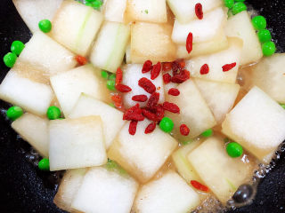 14、冬瓜炒虾仁,再加入枸杞子。