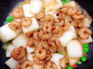 15、冬瓜炒虾仁,将六成熟的虾仁放入锅中，翻炒均匀。