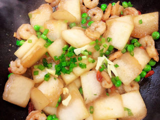 16、冬瓜炒虾仁,收汁儿，撒上葱花，翻炒均匀。