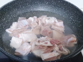 3、冬日进补～胡萝卜焖羊排,将泡好的羊排焯水，冷水入锅，大火烧开，撇出浮沫，大火煮2分钟捞出。