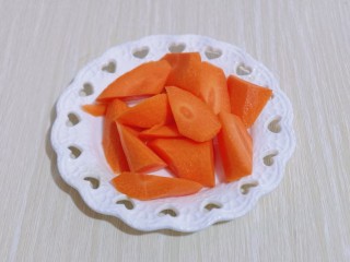 5、冬日进补～胡萝卜焖羊排,胡萝卜去皮洗干净切菱形块！