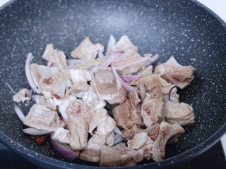 7、冬日进补～胡萝卜焖羊排,再加入焯水的羊排，翻炒至水分干。