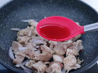 8、冬日进补～胡萝卜焖羊排,加入料酒！