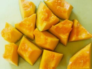 1、日式南瓜造型面包,南瓜去皮放微波炉加热至熟软