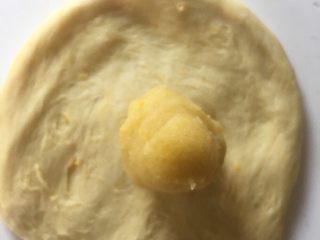 3、日式南瓜造型面包,面团开成直径约9-10cm片状，包入南瓜馅，收口捏紧