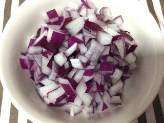 4、馒头披萨,洋葱切丁