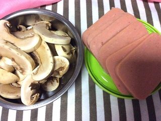 5、馒头披萨,口蘑，午餐肉切片