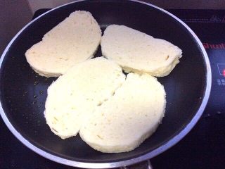 6、馒头披萨,锅中刷油，把馒头片一面抗干备用