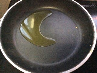 7、馒头披萨,锅中倒入适量的油
