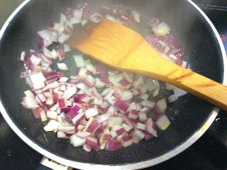 8、馒头披萨,放入洋葱炒香