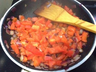 9、馒头披萨,放入西红柿翻炒